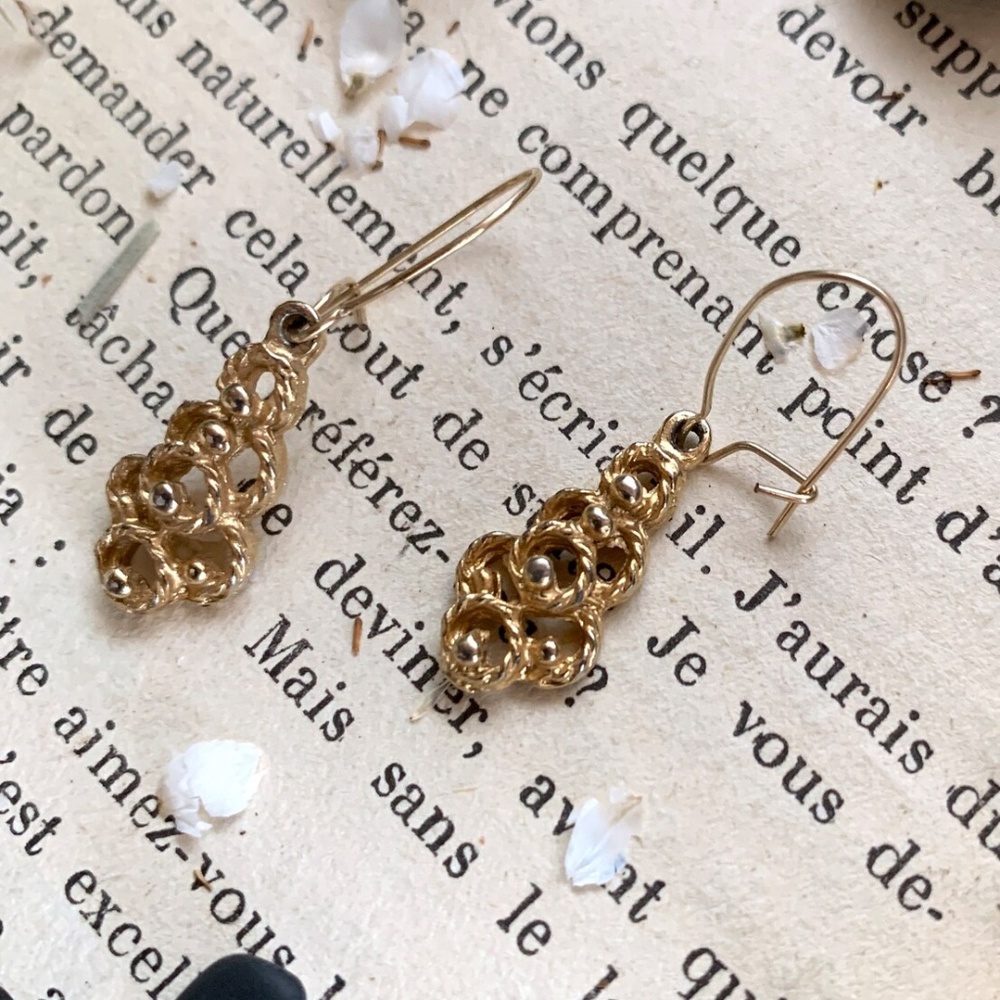 50's BAROQUE SCALLOPED ROPE LATTICE DANGLE EARRINGS - Picture 9 of 10